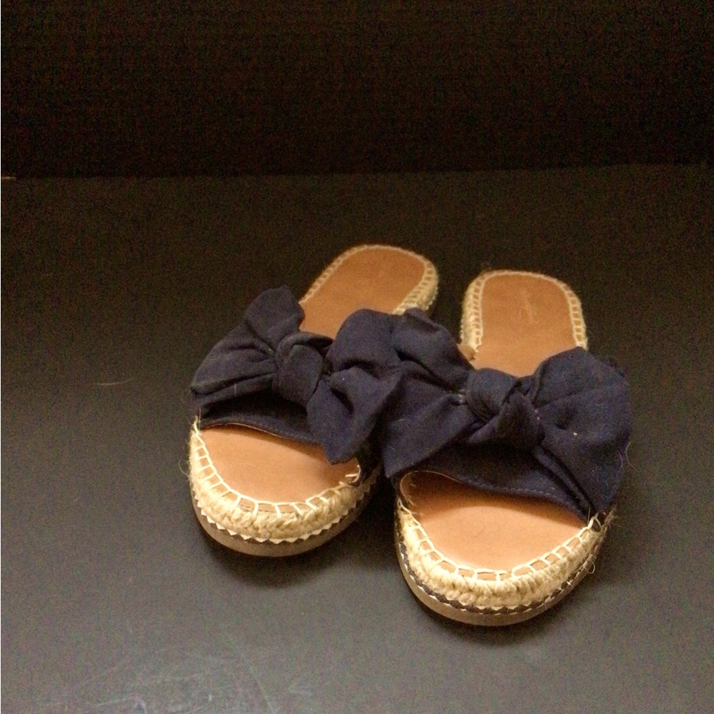 Universal Thread Sandals